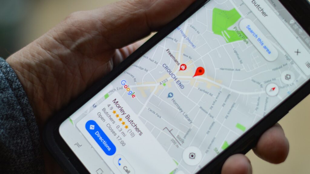 Fiche d’entreprise Google Business Profile affichée dans Google Maps sur un smartphone
