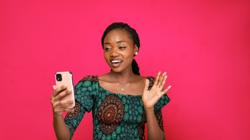 Femme en appel vidéo sur son téléphone, un geste quotidien pour garder le lien avec la famille