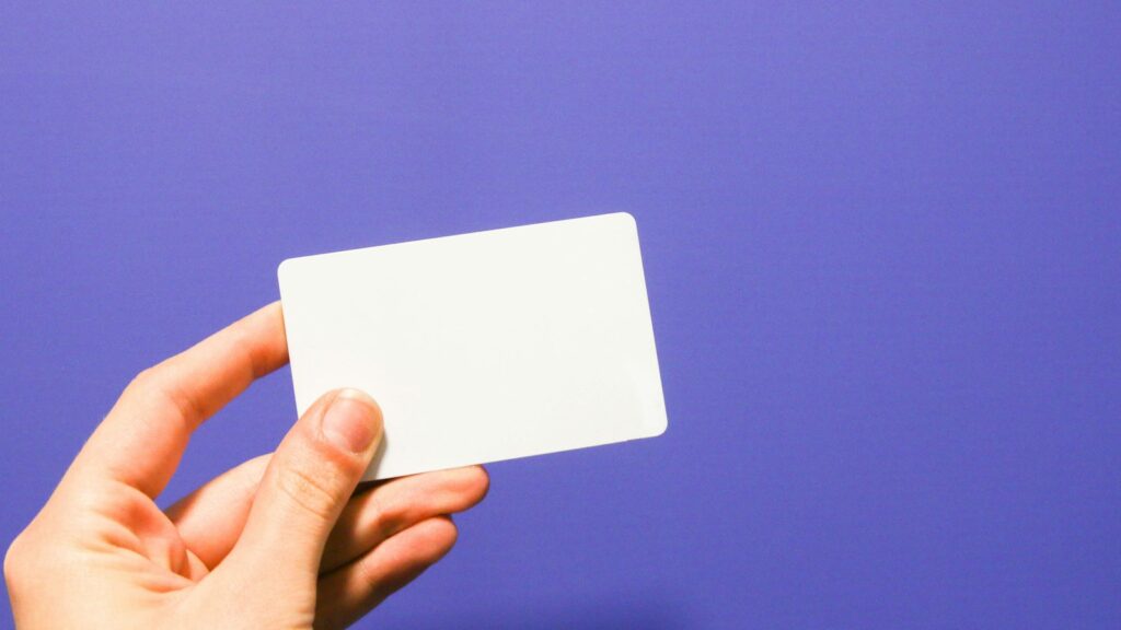 Carte vierge tenue à la main, comme une carte de fidélité à tampons