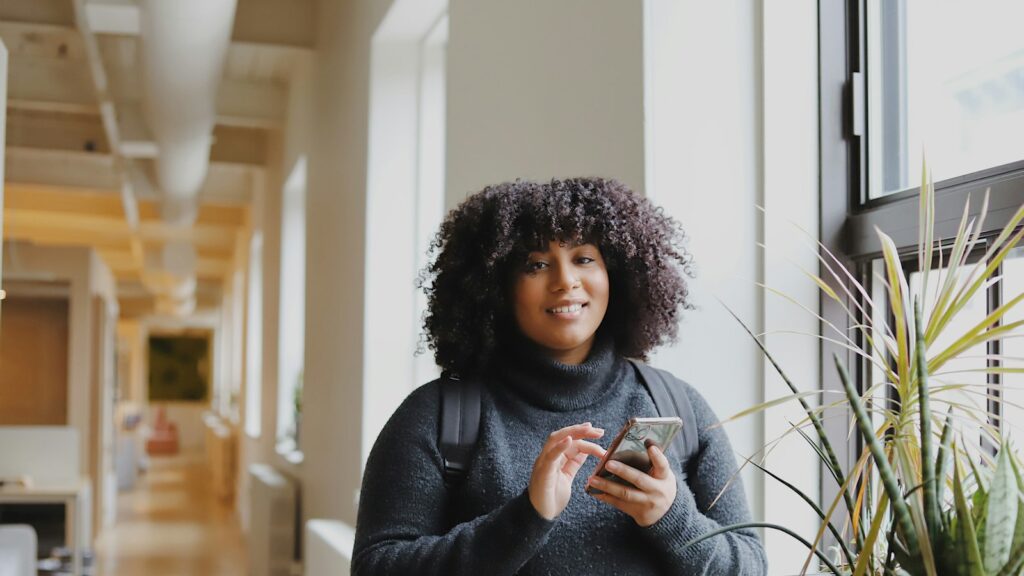 Cliente qui écrit à une entreprise depuis son téléphone après avoir vu une publicité