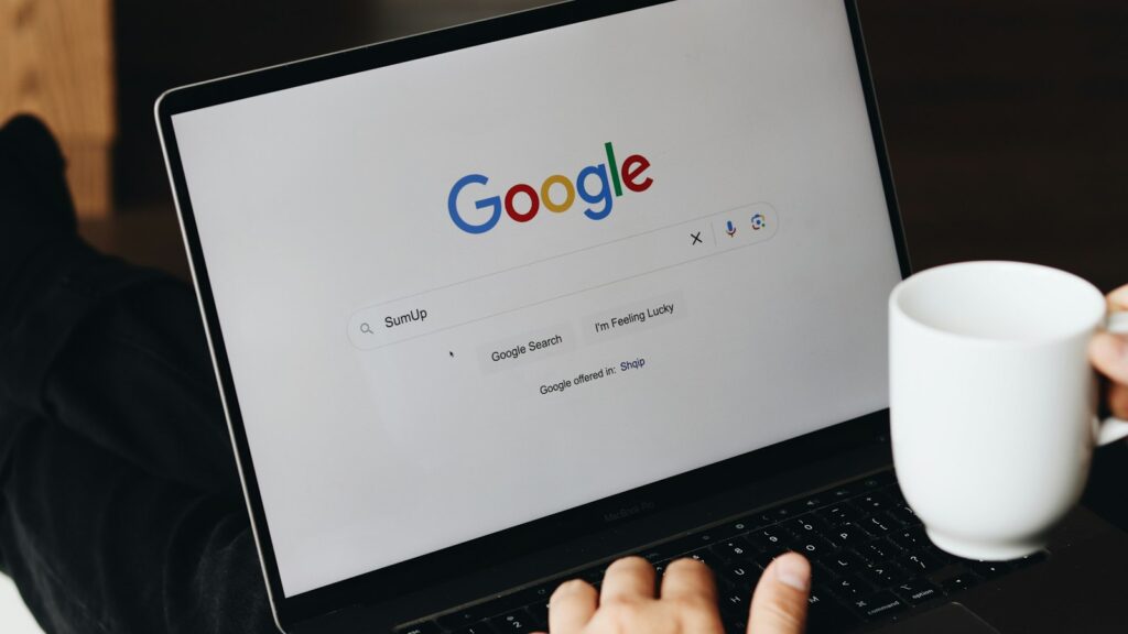 Recherche sur Google depuis un ordinateur portable : le client cherche déjà une solution