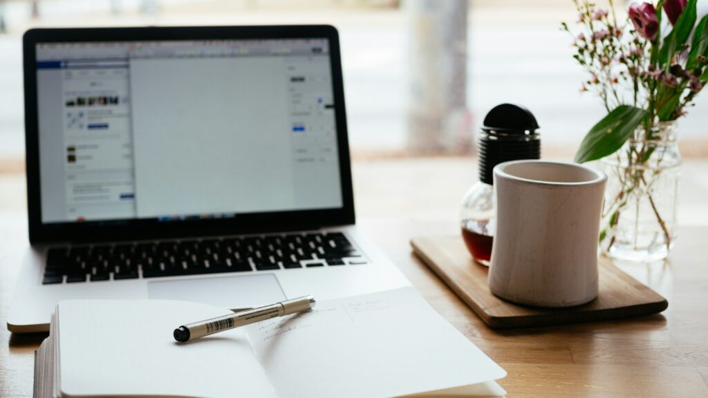 Carnet ouvert et ordinateur portable pour suivre chaque recommandation client