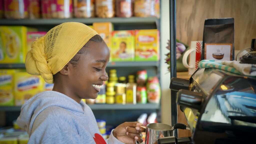 Commerçante souriante dans sa boutique : le marketing digital commence par des outils simples comme WhatsApp Business