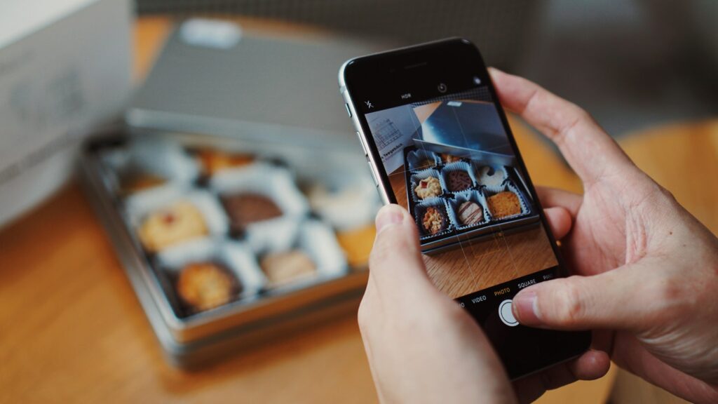 Produits photographiés au téléphone pour une publication sur les réseaux sociaux