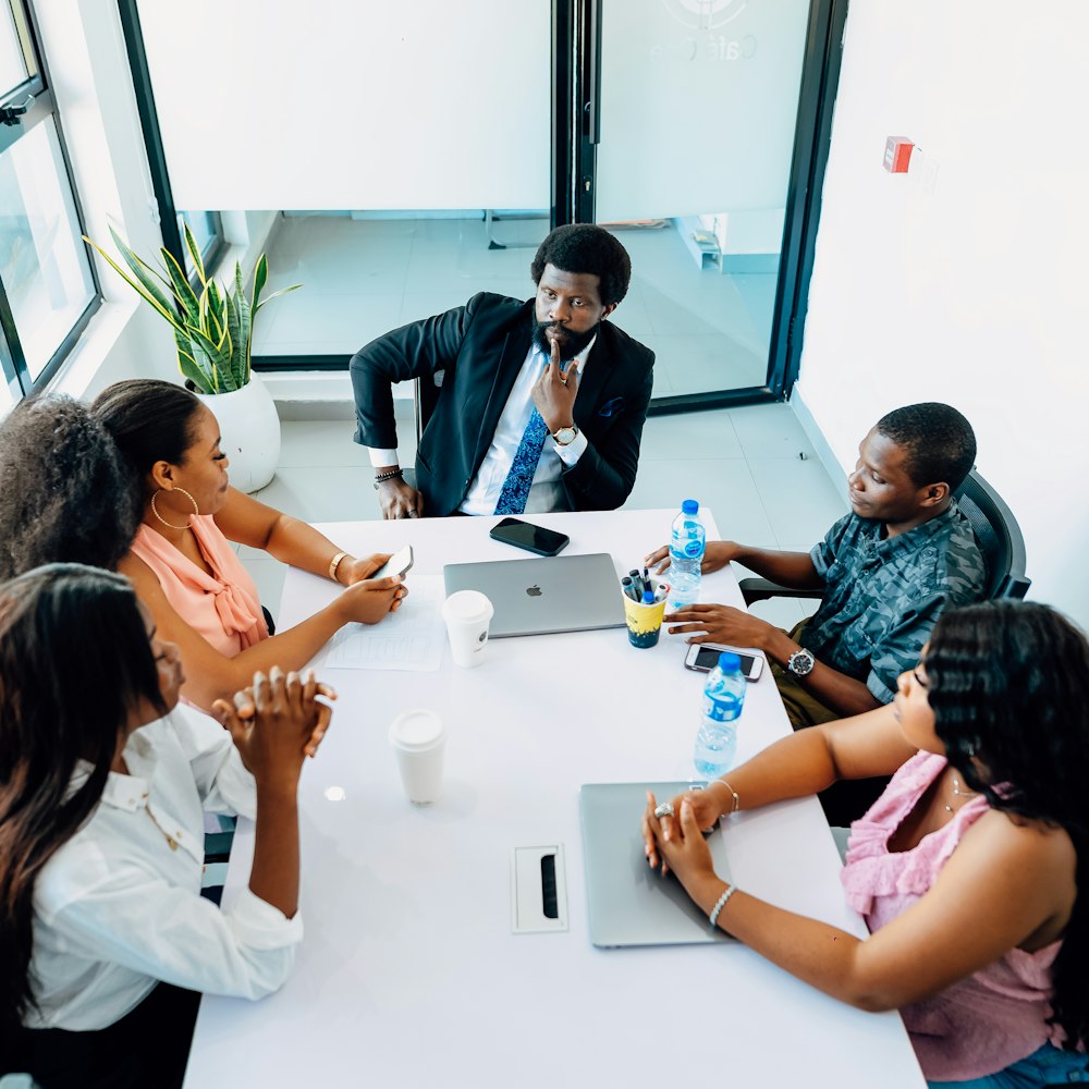 Équipe en réunion de travail autour d’une table