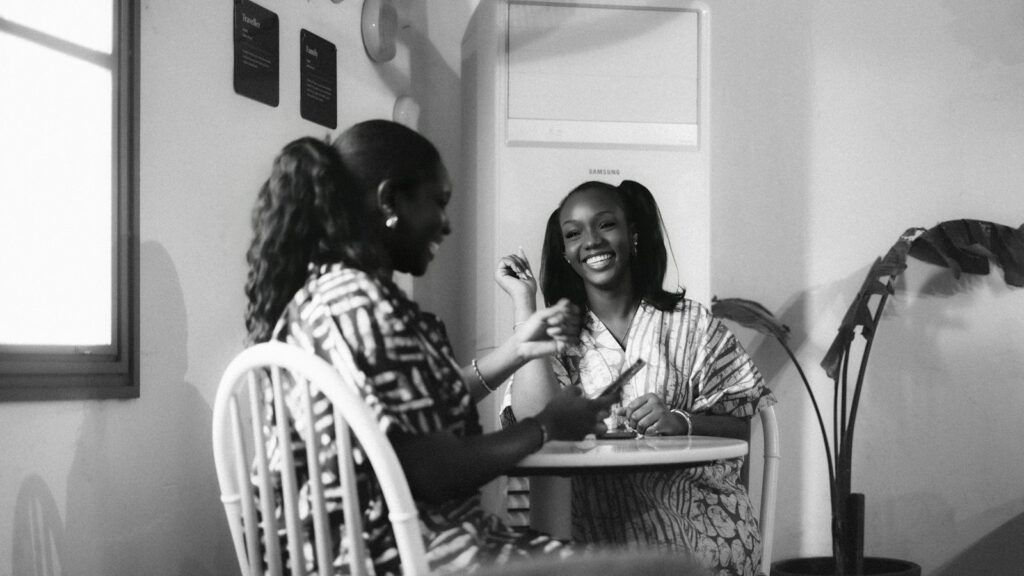 Deux femmes en pleine conversation autour d’une table
