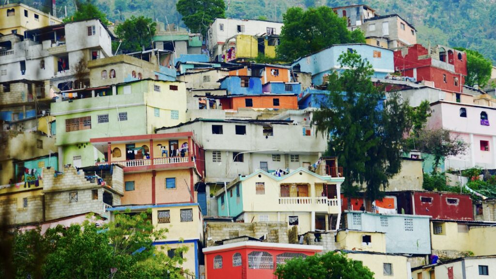 Maisons colorées à flanc de colline à Port-au-Prince