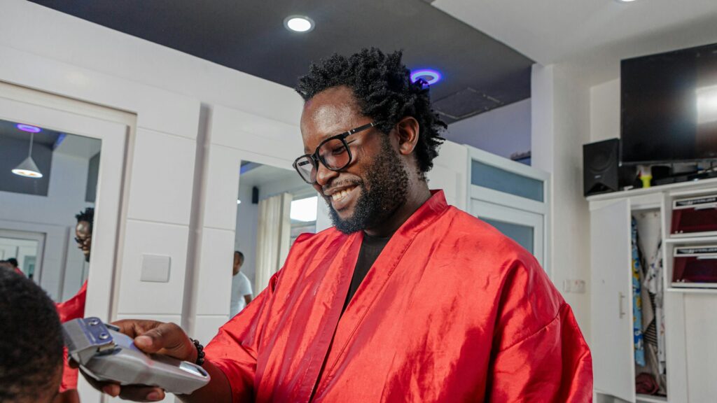 Coiffeur encaissant un client avec un terminal de paiement