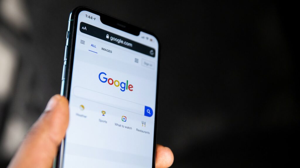 Smartphone affichant la recherche Google